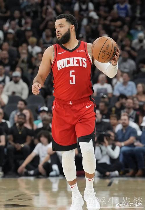 范弗里特接球出手 超远三分精准命中